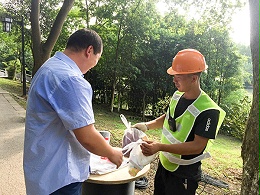 捎一句真诚问候，送一丝清凉关怀